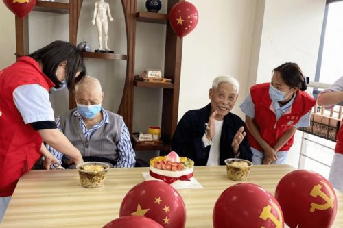 与党同龄,熠熠生辉 两位百岁老党员在医院过生日,医护人员深情送祝福